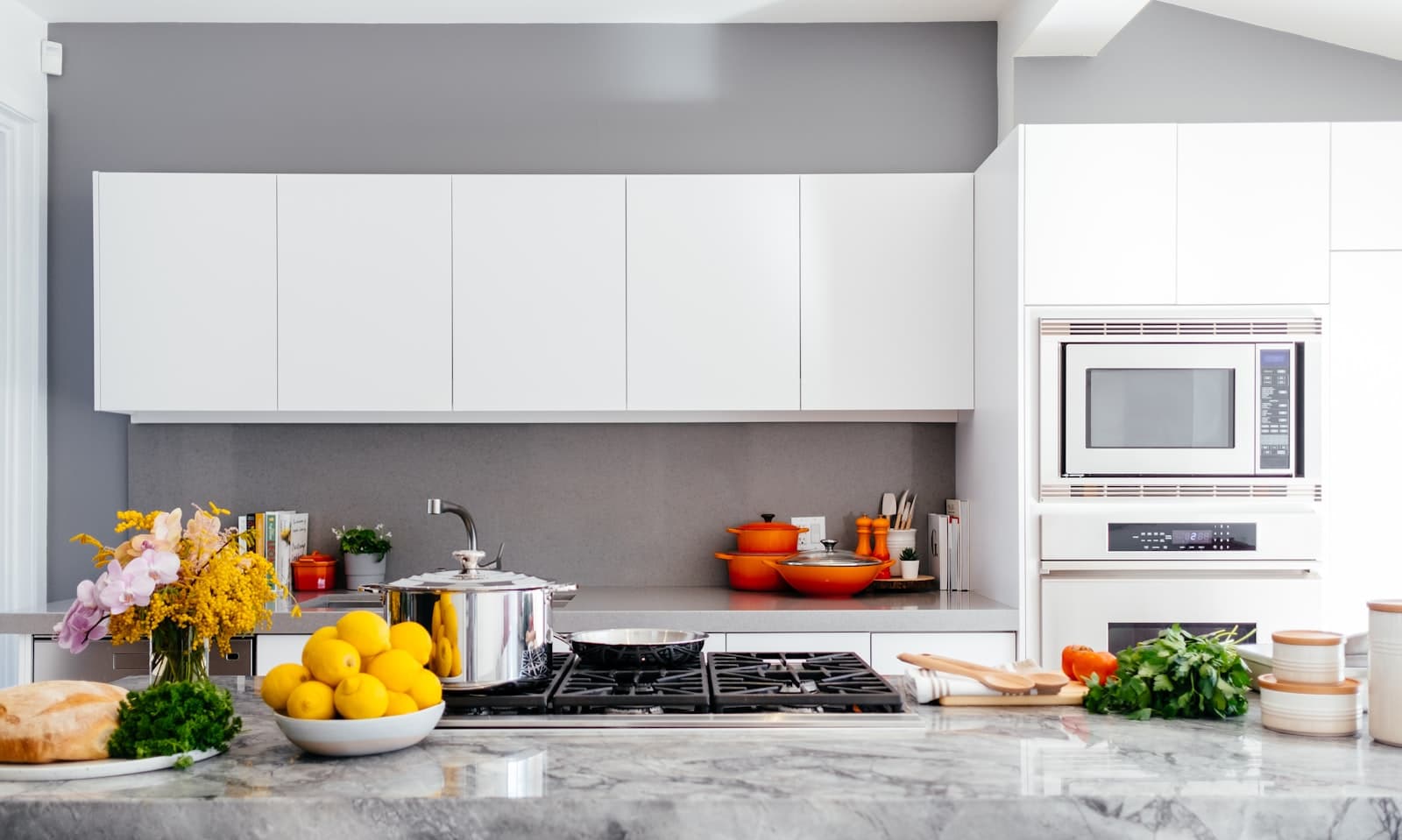 Cucina domestica luminosa con isola e utensili, senza la caffettiera dell’annuncio