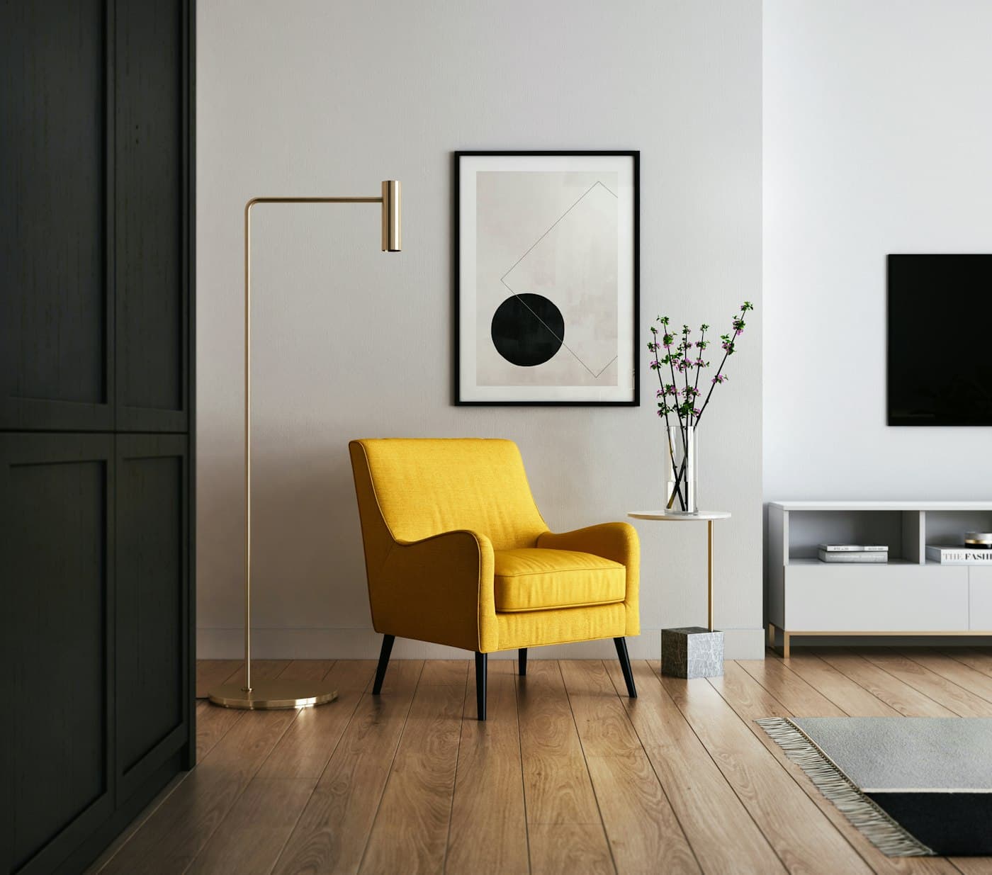 Rincón moderno de salón con sillón y pared libre, sin equipo de cine instalado